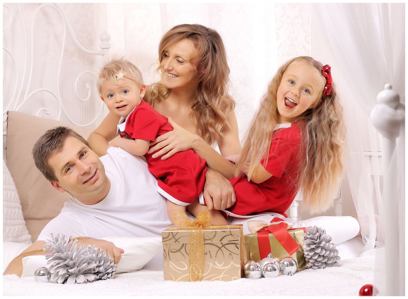 Rodinné vánoční focení v kostýmech se dvěma dětmi v ateliéru | © Fotoprome.cz