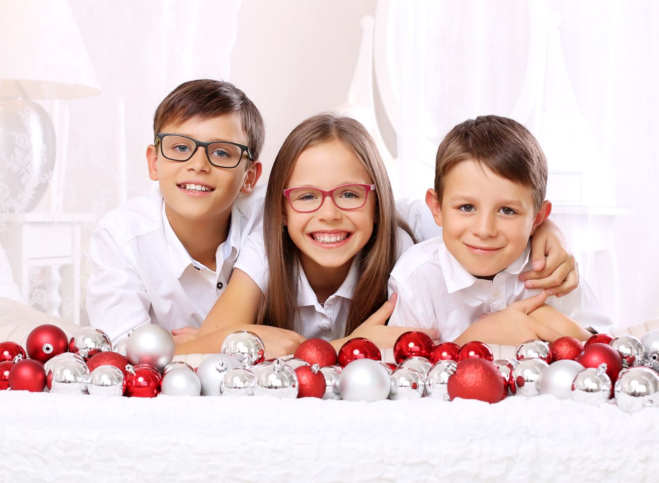 Fotografie tří sourozenců ve vánočních barvách a s ozdobami na stromeček | © Fotoprome.cz