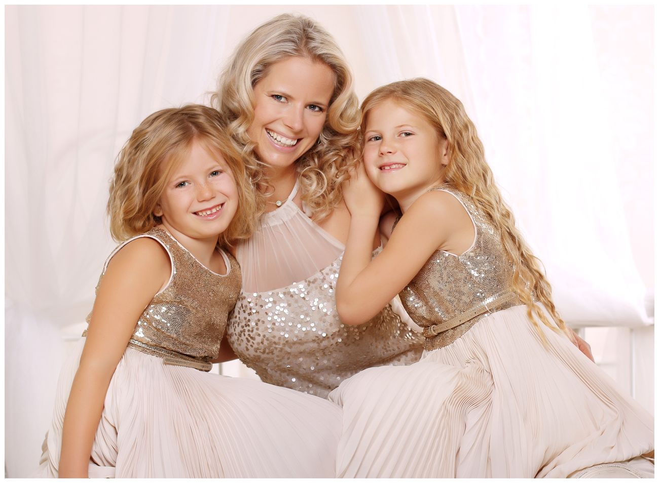 Vánoční rodinné focení maminky se dvěma dcerami ve stříbrných šatech | © Fotoprome.cz