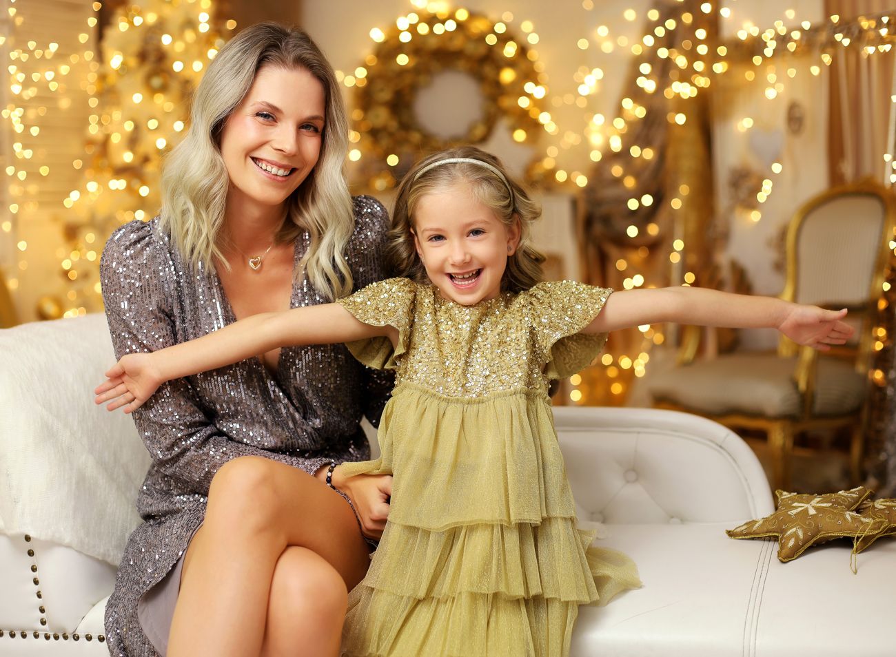 Rodinná vánoční fotografie máma a dcera v ateliéru s vánočními světýlky | © Fotoprome.cz