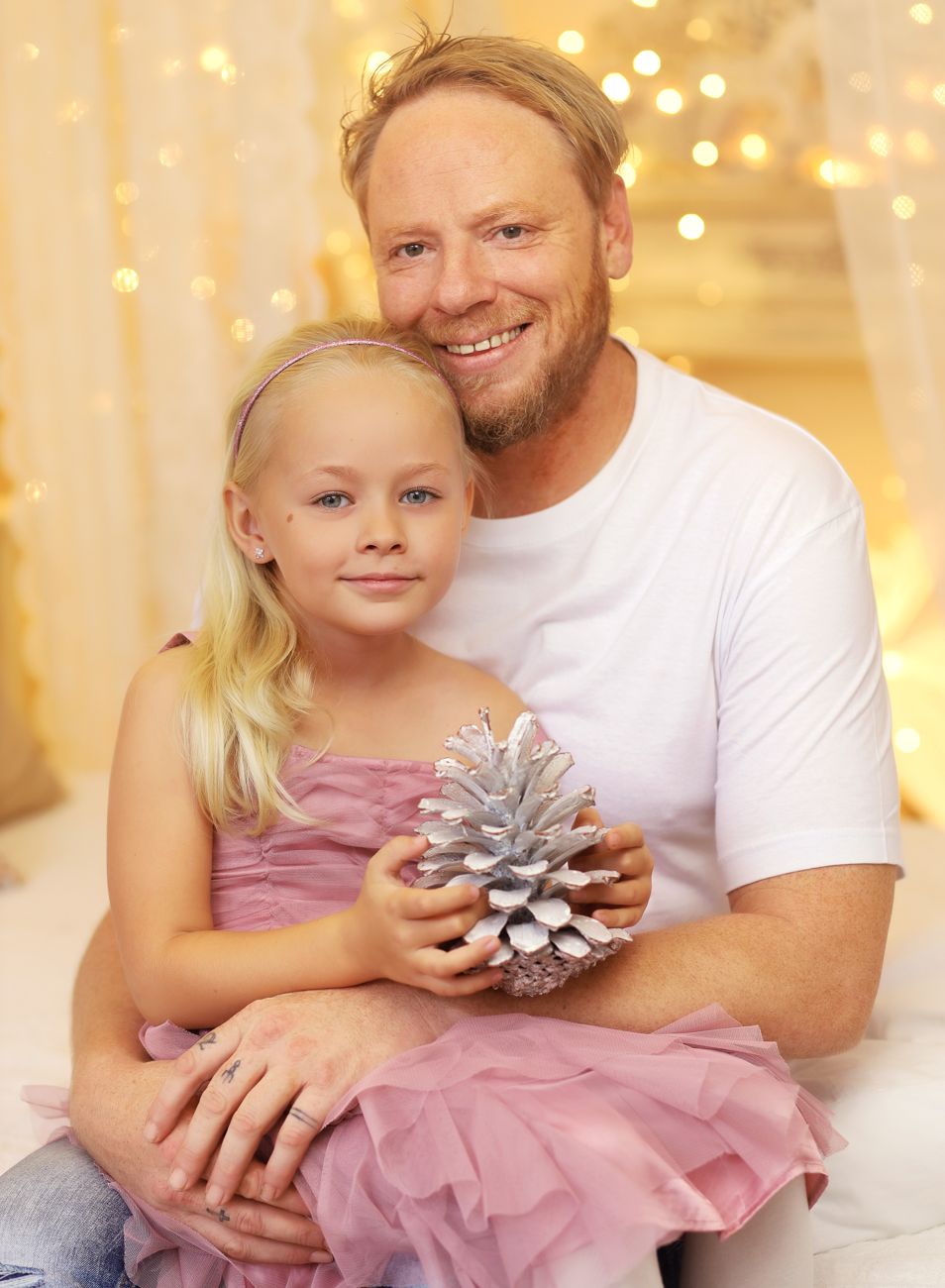 Vánoční okamžiky štěstí táta a dcera na ateliérové fotografii s rekvizitami | © Fotoprome.cz