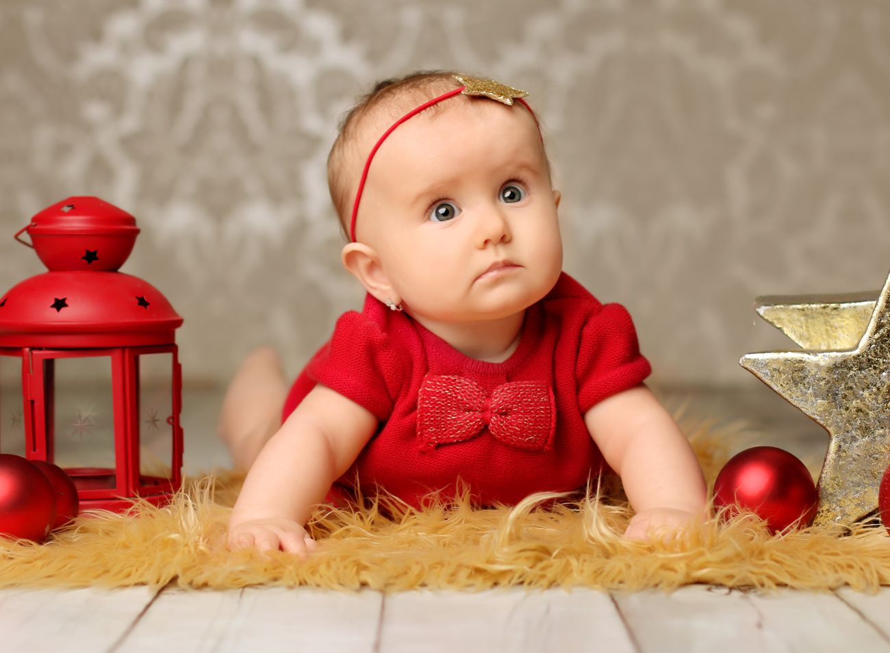 Vánoční focení malého miminka v ateliéru s ozdobami a rekvizitami | © Fotoprome.cz