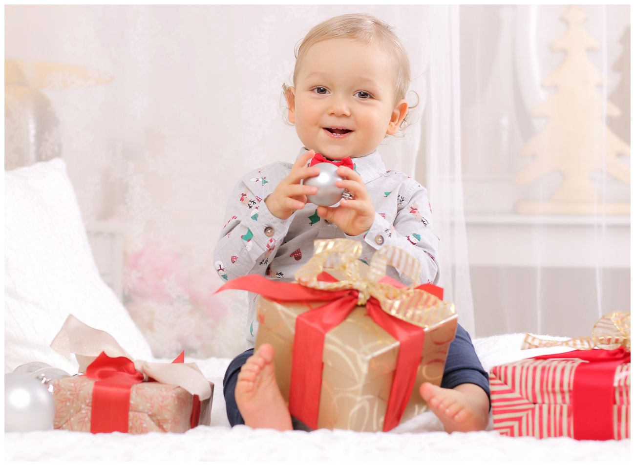 Vánoční focení miminka v ateliéru s ozdobami a vánočními dárečky | © Fotoprome.cz