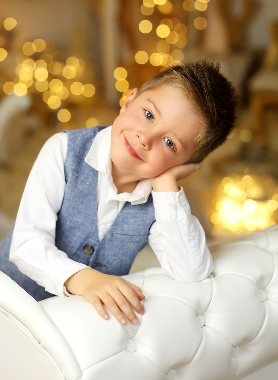 Luxusní vánoční fotografie chlapce s rekvizitami v ateliéru | © Fotoprome.cz