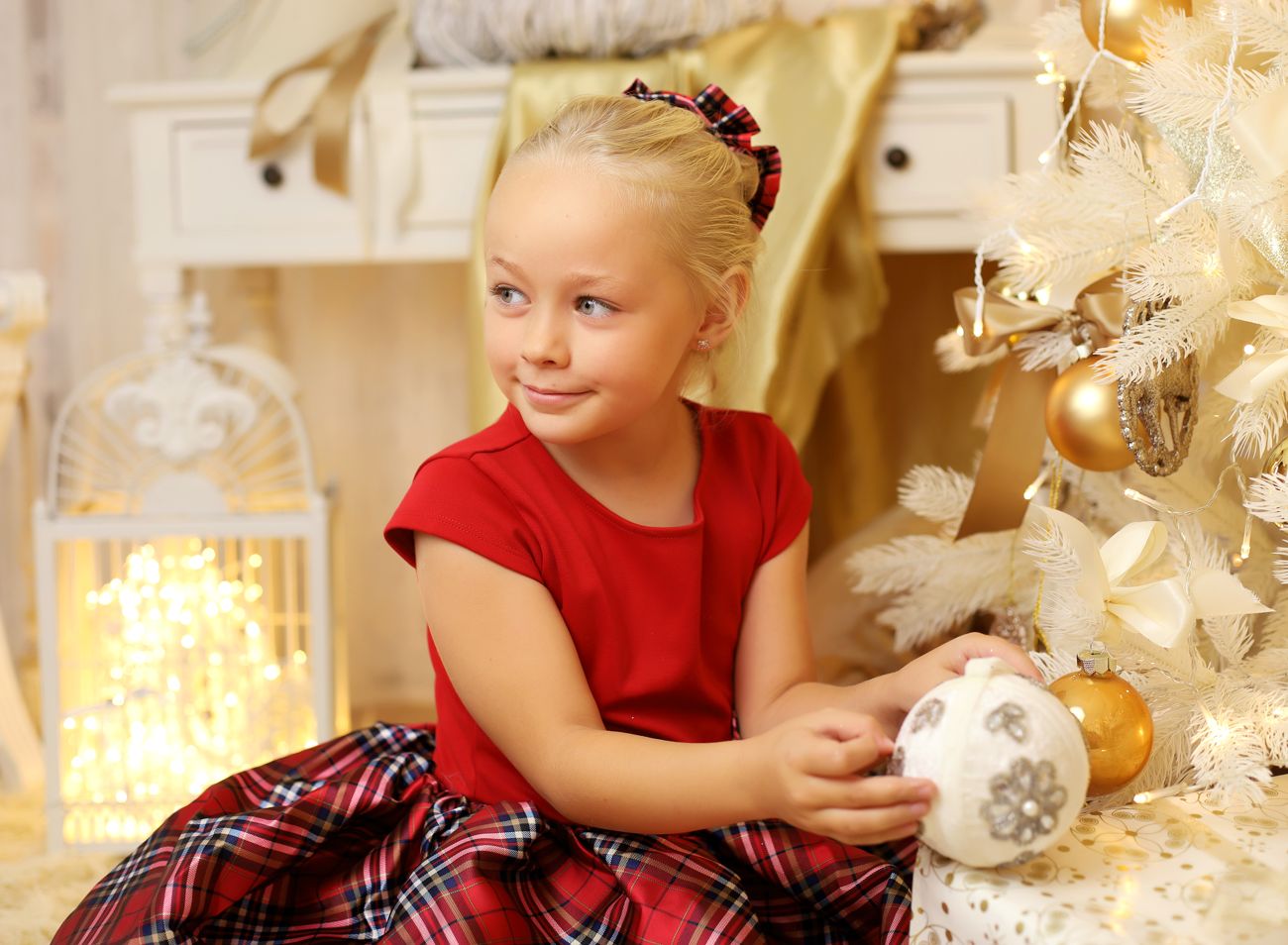 Vánoční fotografie dívky s vánočním stromkem a ozdobami v ateliéru | © Fotoprome.cz