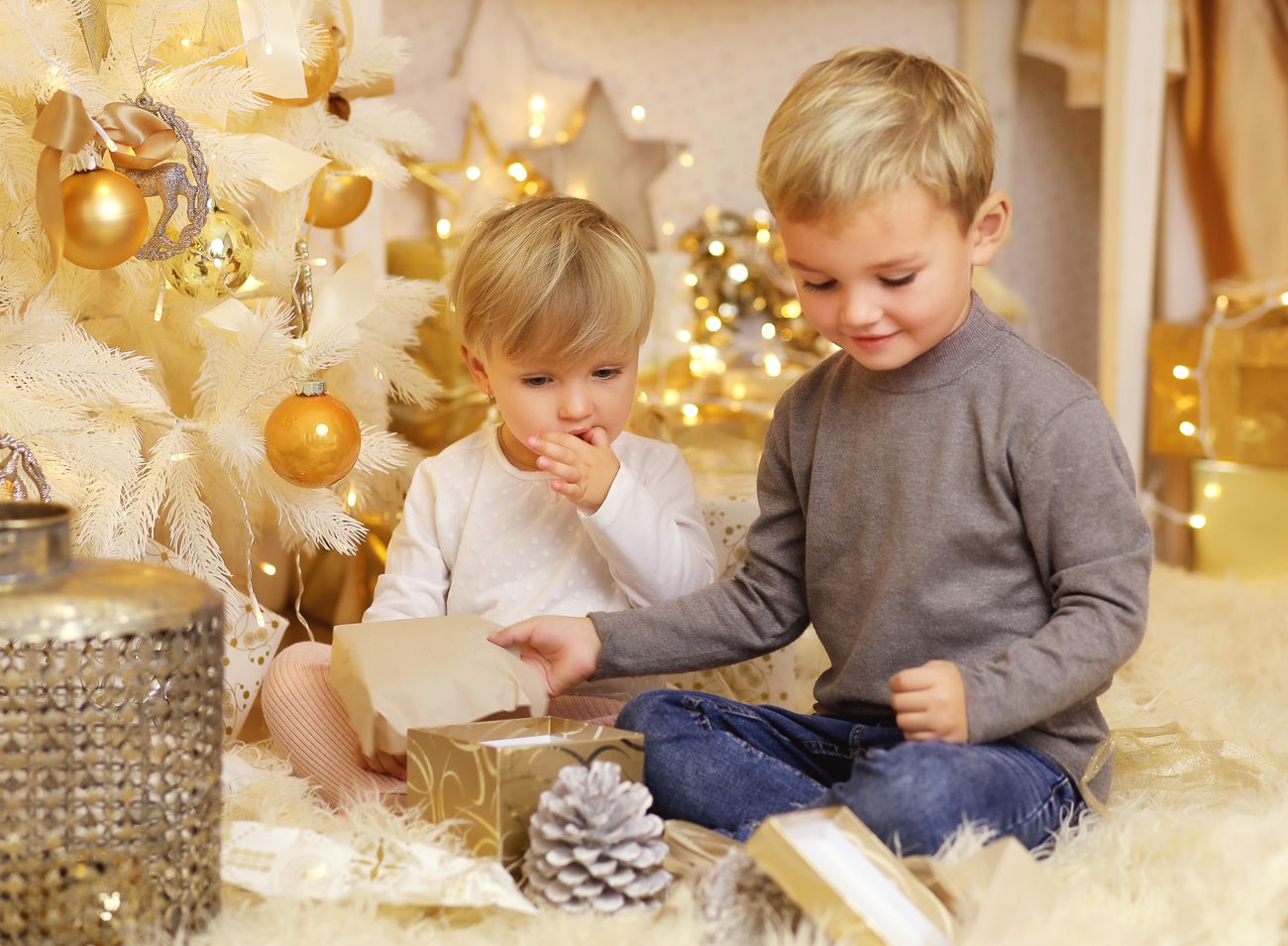 Vánoční fotografie dětí rozbalujících dárky v ateliéru | © Fotoprome.cz