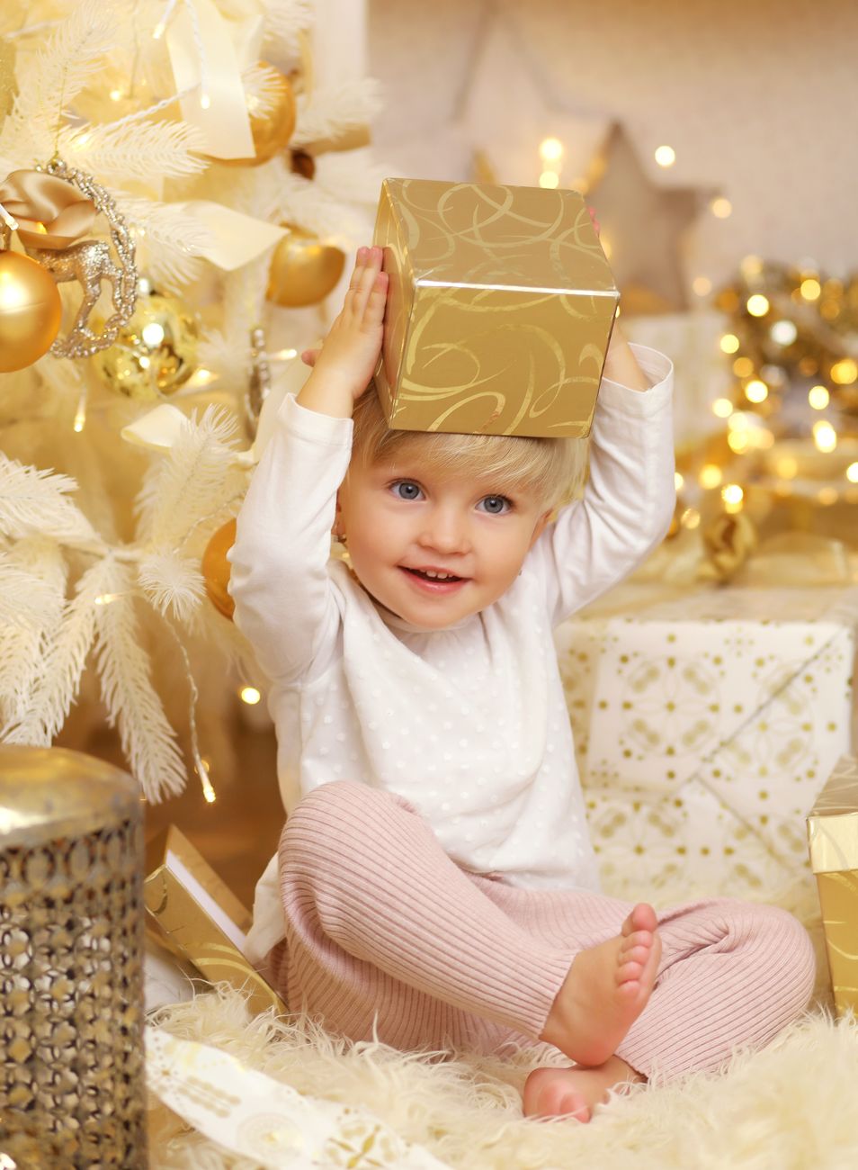 Vánoční fotografie malé holčičky s vánočním dárkem | © Fotoprome.cz