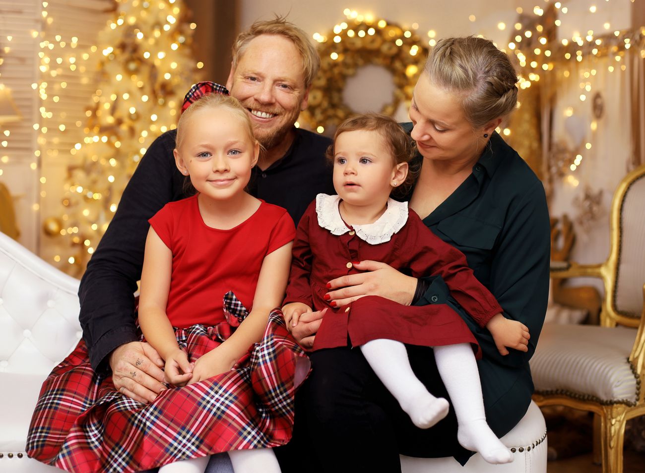 Společná vánoční fotografie čtyřčlenné rodiny v ateliéru se stromečkem | © Fotoprome.cz
