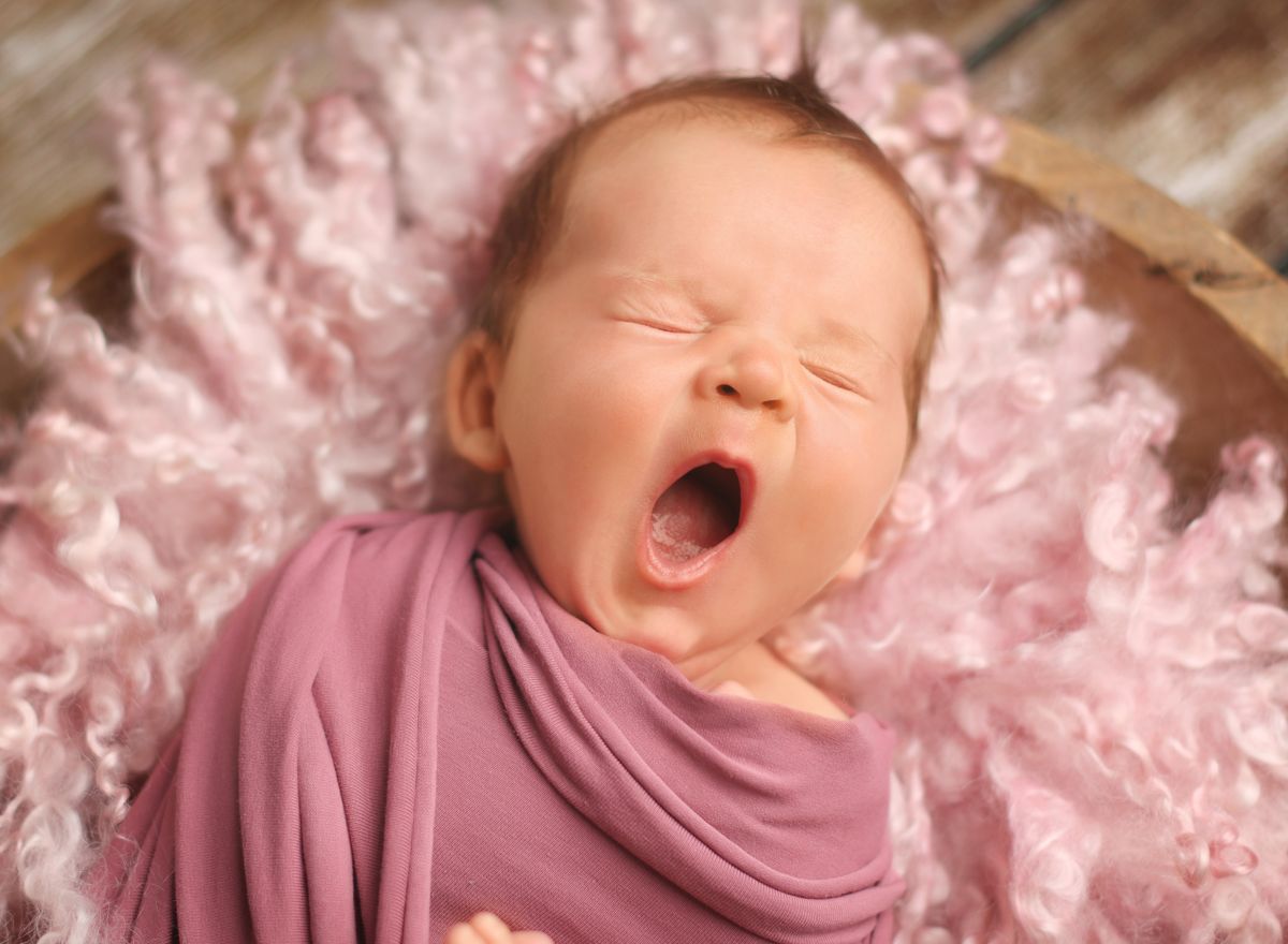 Zívající novorozené miminko při ateliérovém newborn focení | © Fotoprome.cz