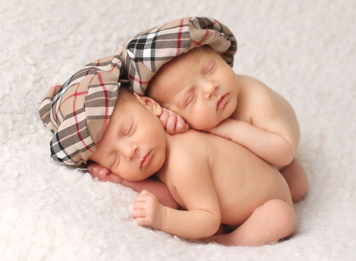 Čistá fotografie novorozených dvojčátek v čepičkách 