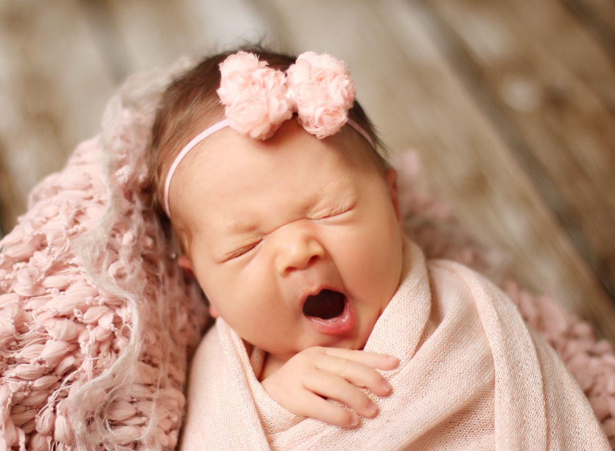 Detail novorozeného miminka, které usíná a zívá během newborn focení