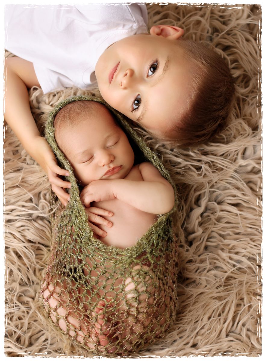Spící novorozeně na krásné fotografii se starším bráškou | © Fotoprome.cz