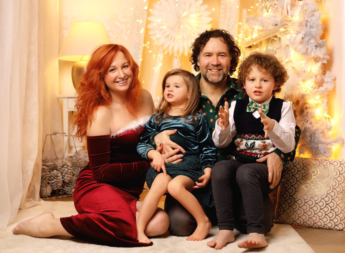 Luxusní vánoční fotka rodiny se dvěma dětmi v ateliéru | © Fotoprome.cz