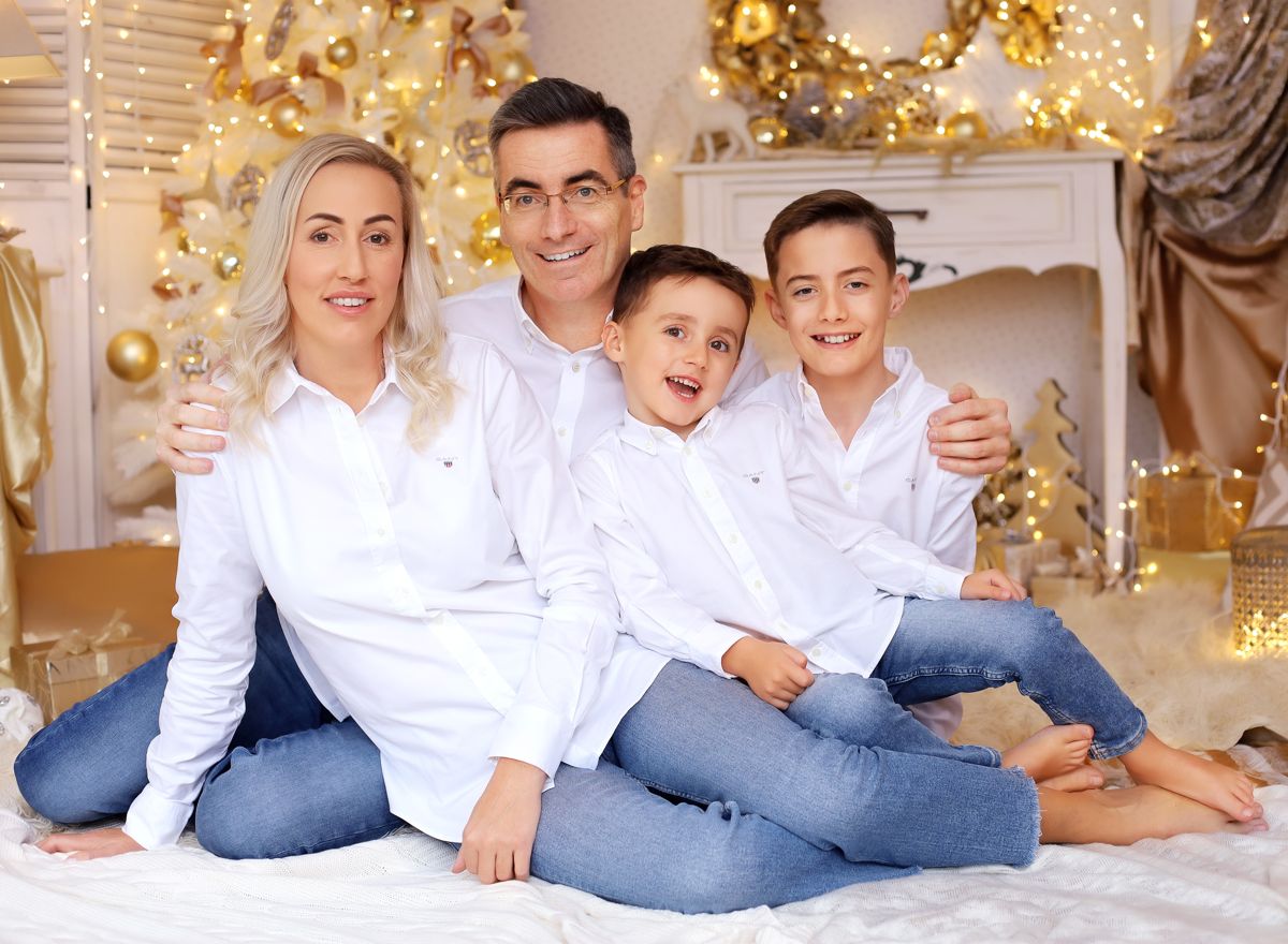 Luxusní rodinná vánoční fotka v bílých košilích u stromečku v ateliéru v Praze 7