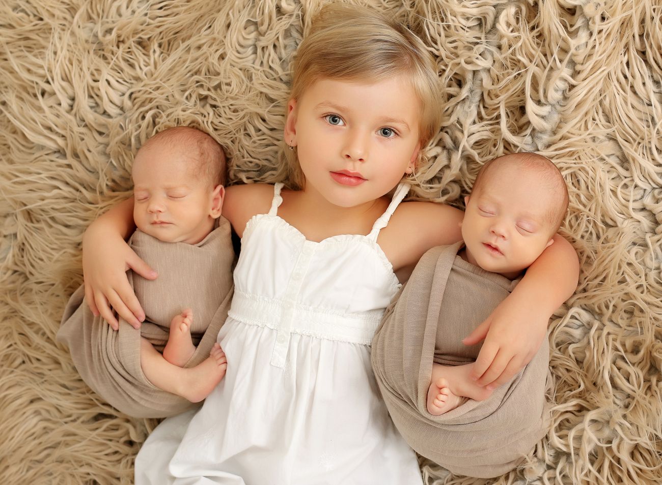 Newborn fotografie sourozenců - dvojčata se starší sestrou | © Fotoprome.cz