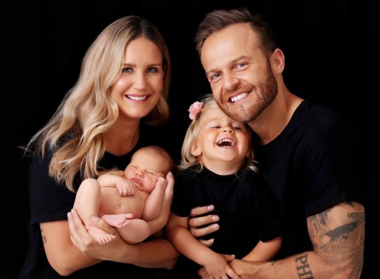 Lifestylové newborn focení novorozence s rodiči a starším sourozencem