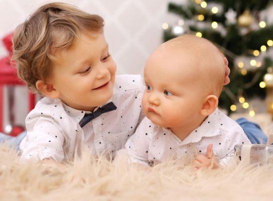 Vánoční fotografie malého miminka se starším bráškou v ateliéru Fotoprome