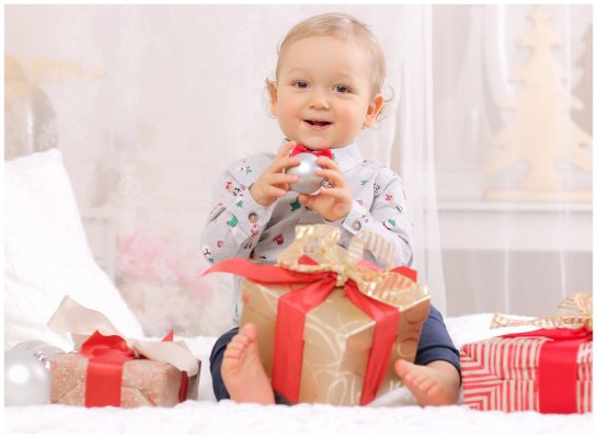 Vánoční focení miminka v ateliéru s ozdobami a vánočními dárečky