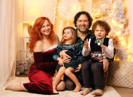 Luxusní vánoční fotka rodiny se dvěma dětmi v ateliéru