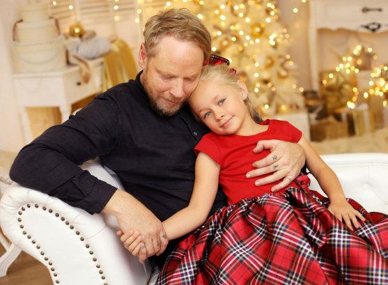 Rodinná fotografie táty a dcery ve vánočním oblečení ateliéru