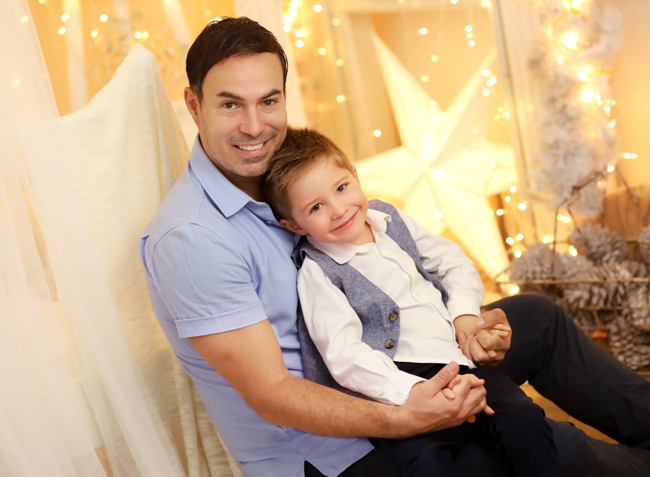 Rodinná vánoční fotografie táty a syna v ateliéru