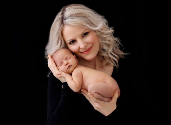 malé novorozené miminko v mámině náručí na newborn fotografii z ateliéru