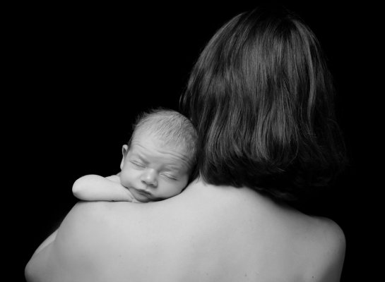 Přirozená newborn fotka novorozeného miminka na rameni maminky