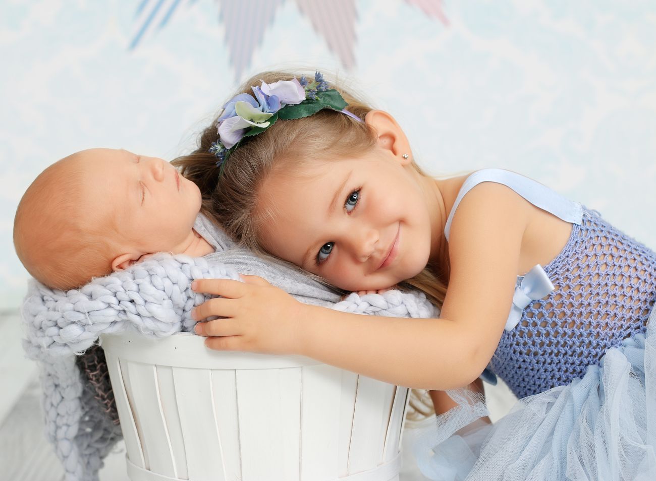 Newborn focení se starší sestřičkou Newborn focení se starší sestřičkou