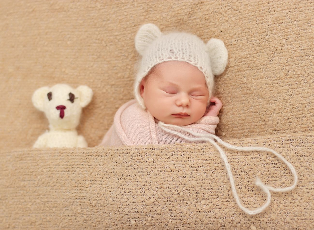 Focení novorozeného miminka s rekvizitami