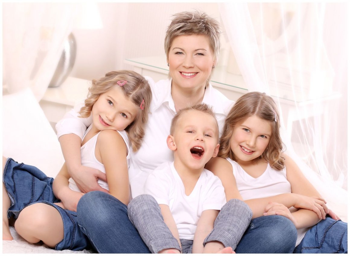 Přirozené rodinné focení mámy se třemi dětmi v ateliéru 