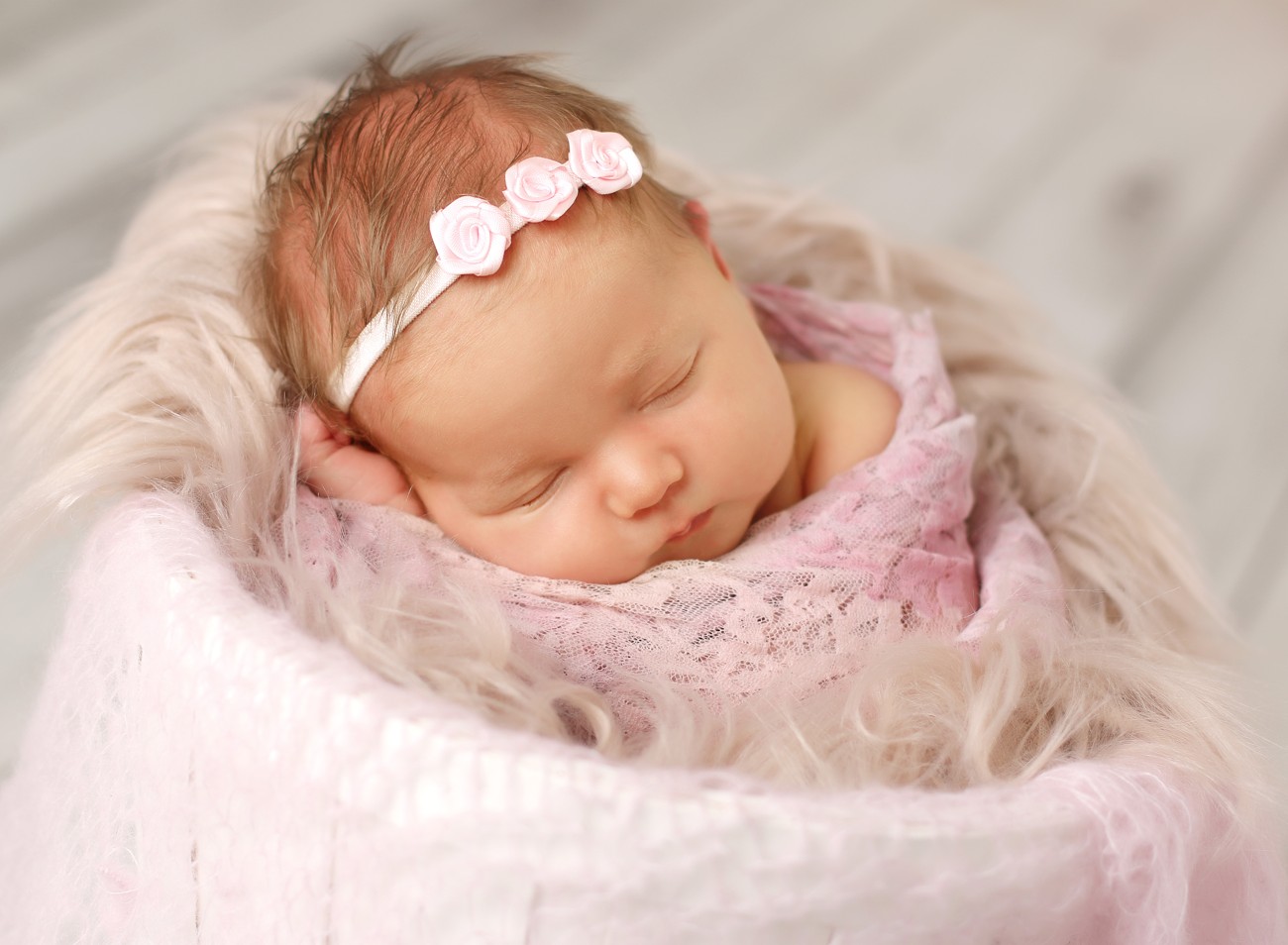 Newborn focení novorozené holčičky - s čelenkou