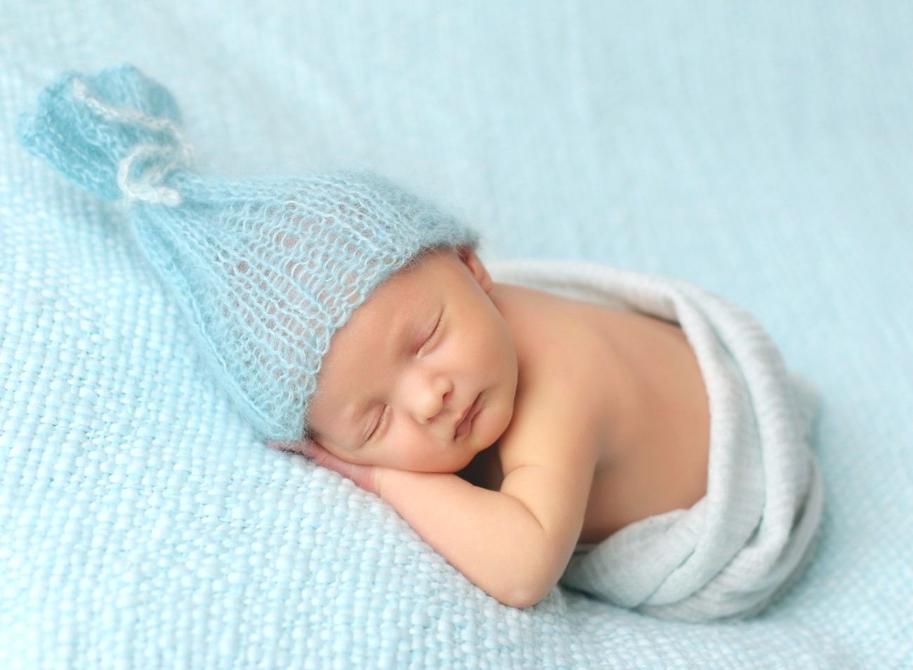 Newborn focení - chlapeček s čepičkou