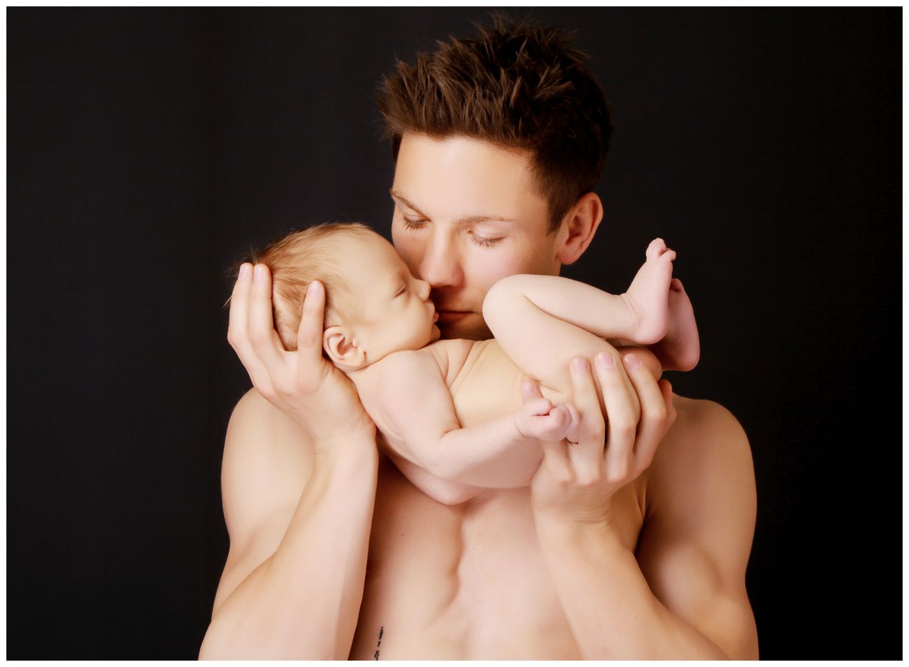 Newborn fotografování novorozence s rodiči