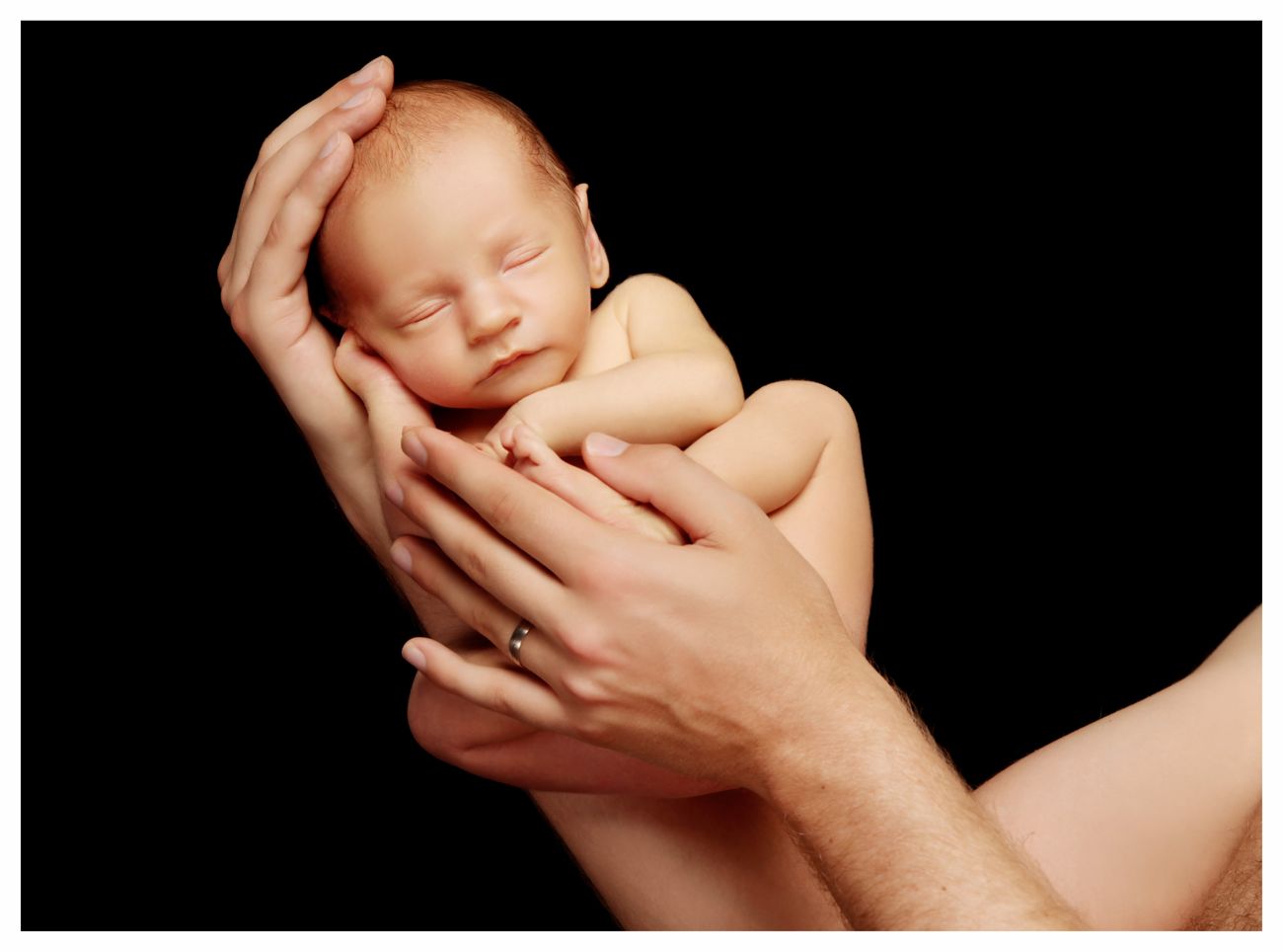 Focení novorozeňátka v náručí rodičů