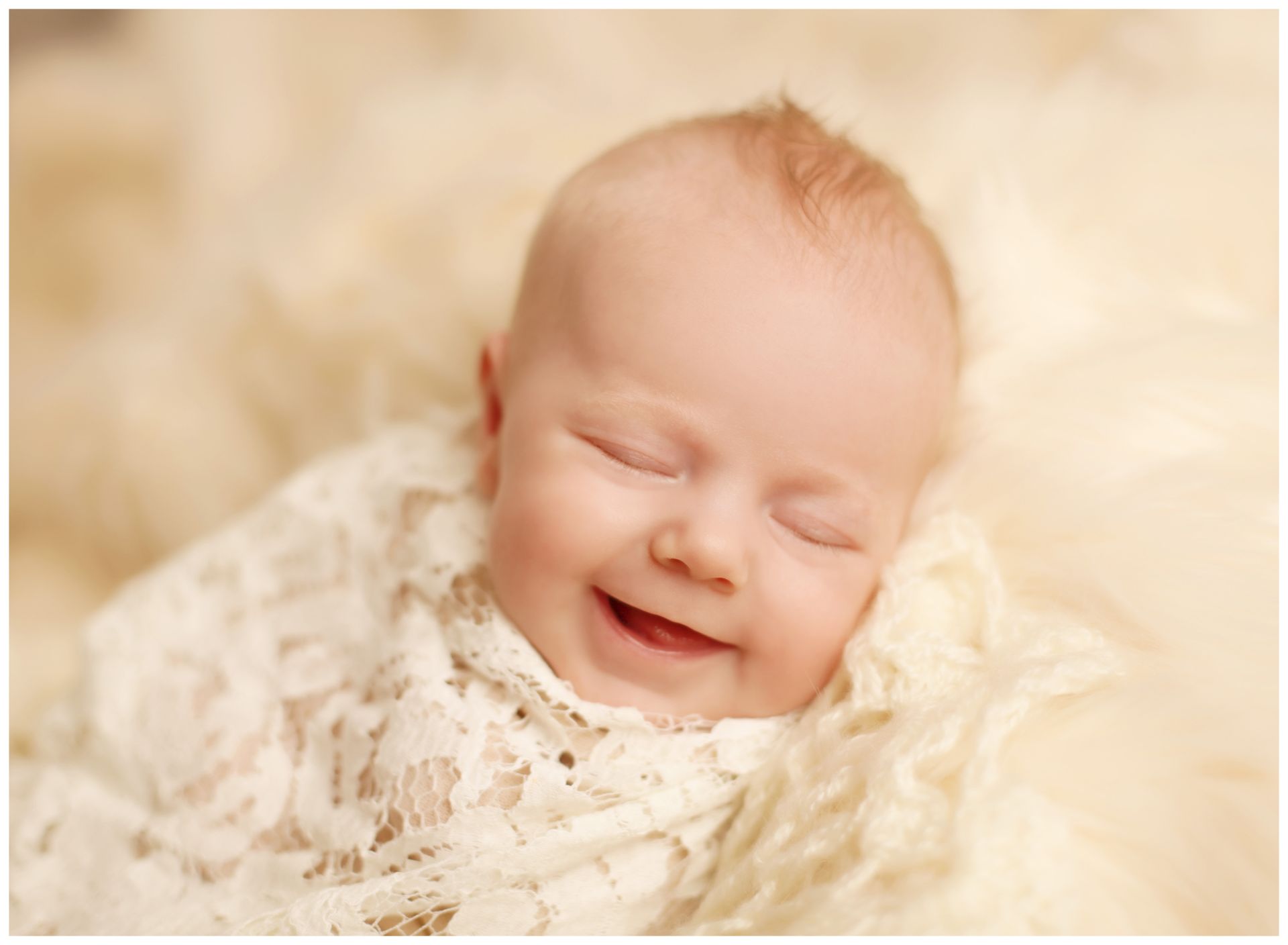 Fotografie spinkajícího novorozeňátka