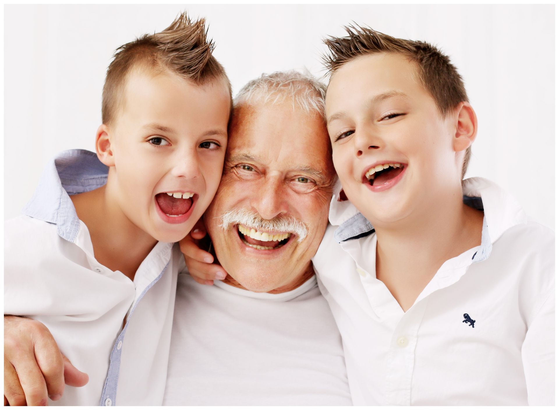 Rozesmátá rodinná fotografie – dědeček s vnoučaty