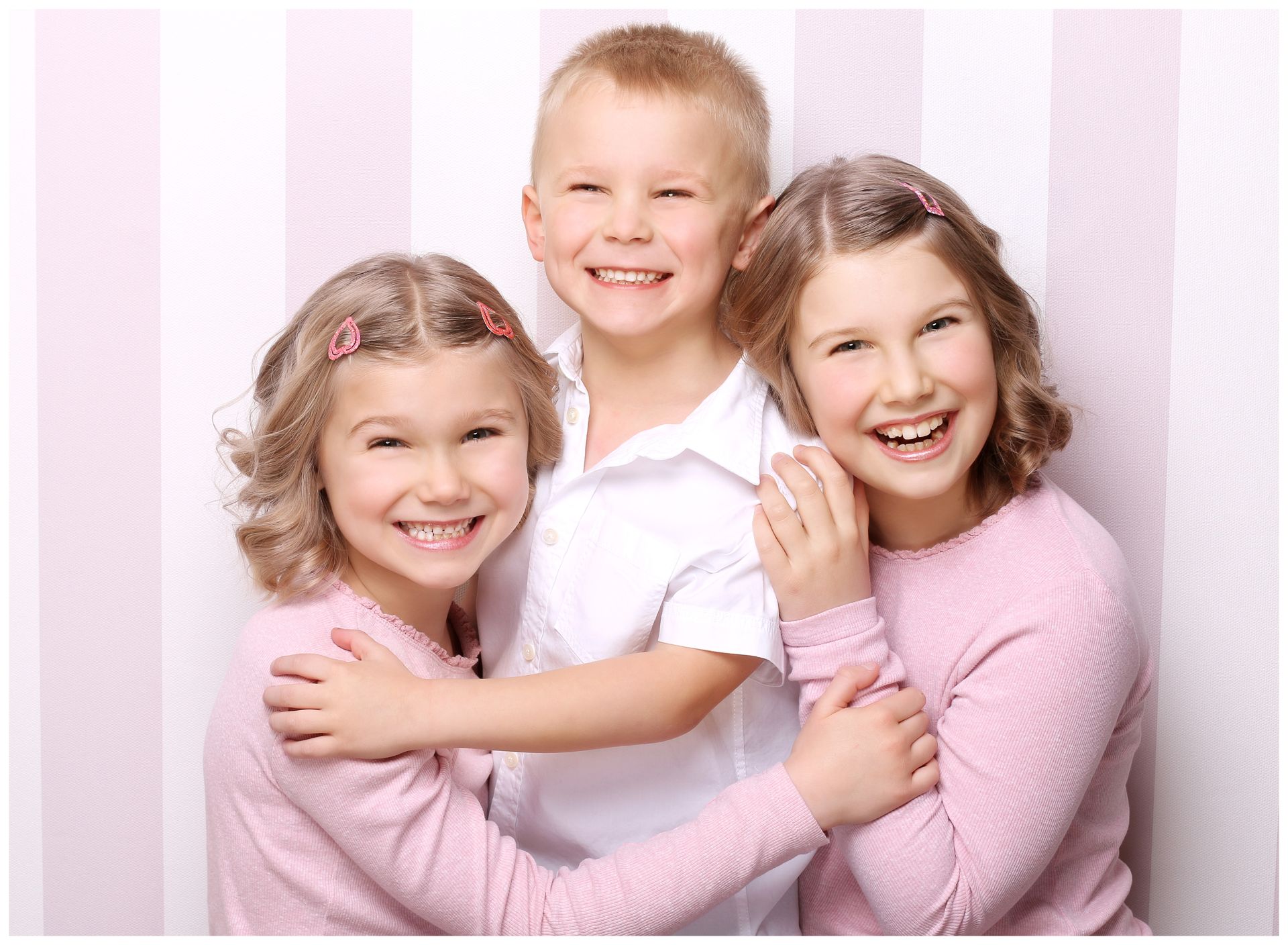 Fotografie dětí v ateliéru - tři sourozenci